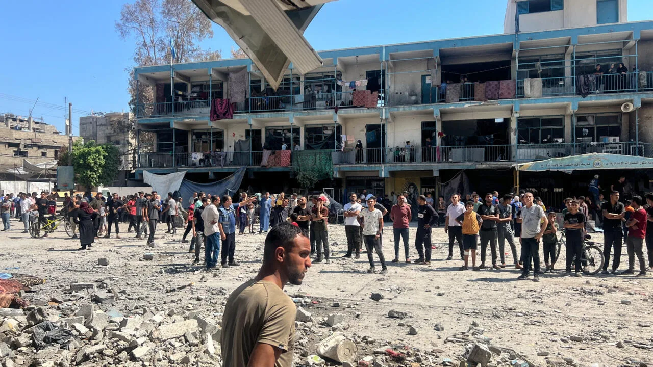 مجزرة في غزة: قصف إسرائيلي يودي بحياة 30 نازحًا داخل مدرسة في حي الدرج
