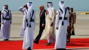 ترامب يواصل حلب أبقار الخليج … بعد السعودية الرئيس الأمريكي يحل بقطر