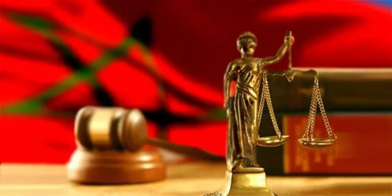 فضيحة في خنيفرة: تحقيق قضائي يكشف تورط موظف شرطة ومستشار جماعي في تزييف أدلة وتوريط مواطن في قضية مخدرات