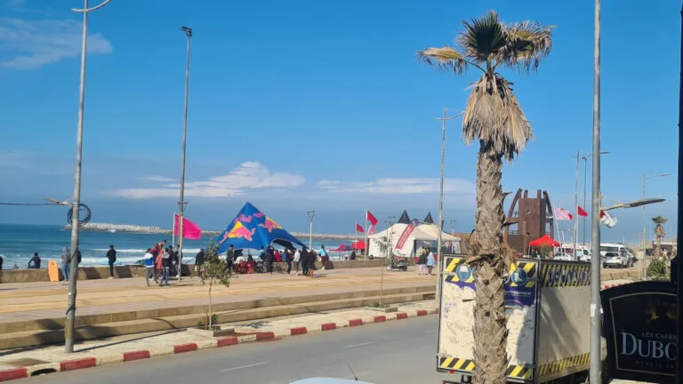 “الجيليات الصفراء” يثيرون استياء المصطافين بشاطئ مهدية.. مطالب بوضع حد للفوضى