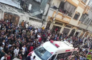 مجزرة في خان يونس ورفح.. 39 قتيلاً ومئات الجرحى بقصف إسرائيلي وسط أزمة توزيع المساعدات الإنسانية