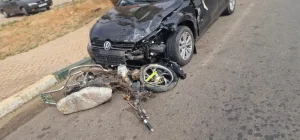 فيديو :    حادثة سير خطيرة تهز بلدية بني درار بوجدة … مسن يفقد الوعي ويصطدم بمجموعة من السيارات ودراجة