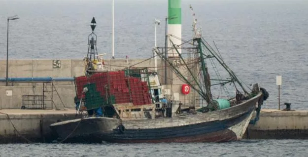 “لاكلونتين”… مركب صيد مغربي يختفي من ميناء أكادير ويظهر في جزر الكناري وعلى متنه 14 شخصًا