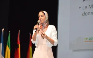 تكريم المغربية هاجر المصنف بجائزة الاقتصاد الرقمي العربي لعام 2025 خلال مؤتمر Seamless Middle East في دبي