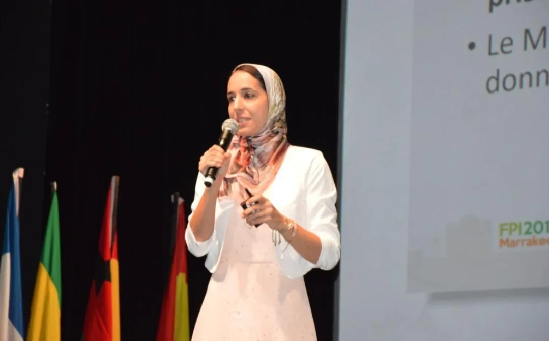 تكريم المغربية هاجر المصنف بجائزة الاقتصاد الرقمي العربي لعام 2025 خلال مؤتمر Seamless Middle East في دبي