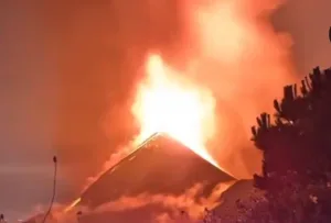 ثوران بركان “فويجو” … السلطات تجلي سكان بعض المناطق بغواتيمالا