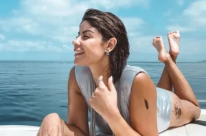 العارضة المغربية والناشطة الإعلامية “ليلى حديوي” إستهلكت الخمور والمخدرات بشراهة و “الجنس”
