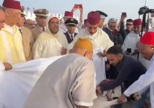 فيديو :   الوالي شوراق عامل عمالة مراكش يخرج عن التوجيهات الملكية السامية وينحر أضحية العيد