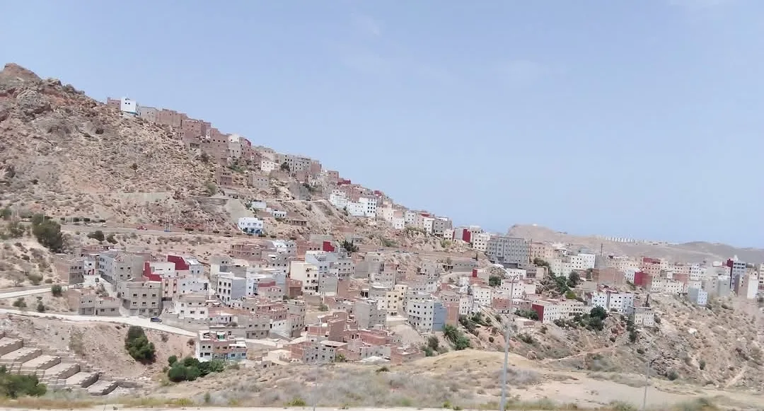 رغم زيارة وفد من وزارة الداخلية قبل شهرين … مشاهد مقلقة في أحياء بالحسيمة تنذر بخطر وشيك بسبب انجراف التربة