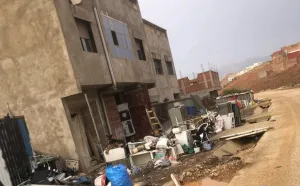 “مول لافيراي” بإمزورن في إقليم الحسيمة  … فوق القانون ويغلق طريق بالكامل ؟