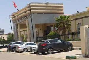 صورة  :    اتهامات لرئيس جماعة بني بوفراح بالحسيمة باستغلال سيارة الجماعة لحضور جلسات المحكمة بصفته محاميًا