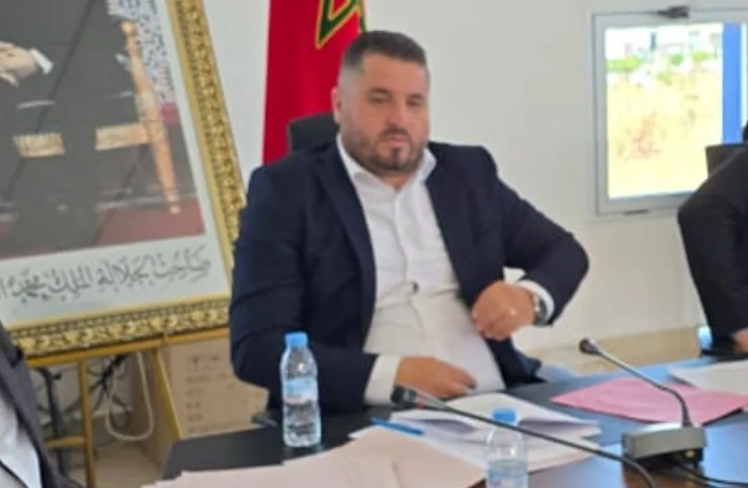 سحنون رئيس جماعة إمزورن يتهم عضو بالكذب ويوضح بشأن صفقات وتراخيص الكهرباء