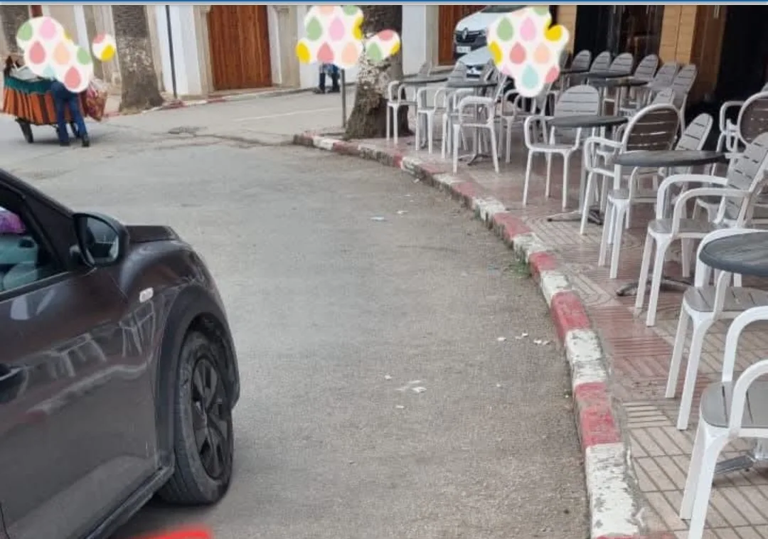 شبه تواطؤ للسلطات المحلية … إستغلال فظيع للأرصفة بالحسيمة والساكنة توجه نداءا عاجلا لوزير الداخلية