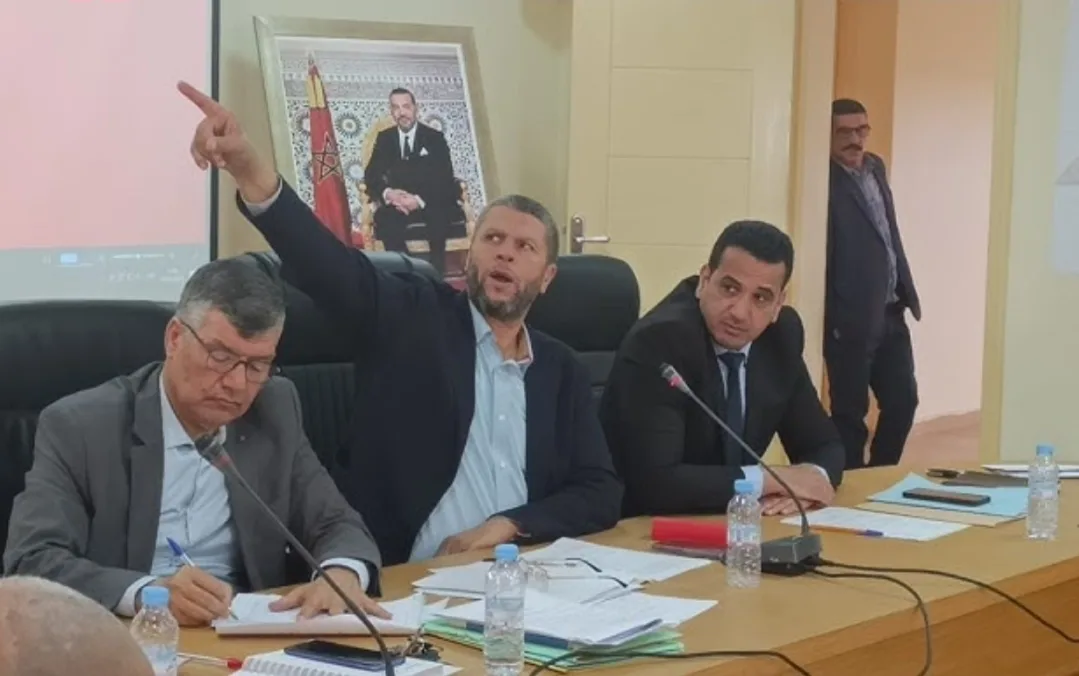 زلزال سياسي يضرب جماعة سلوان بالناظور : منع 18 منتخبا وموظفا من مغادرة التراب الوطني وسط تحقيقات فساد كبرى
