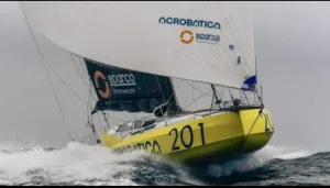 بعد شهور من غرقه في عرض الأطلسي … قارب “ACROBATICA” يعود إلى السطح ويقذف به البحر إلى شاطئ الوطية طانطان وطاقمه لم يظهر لهم أثر