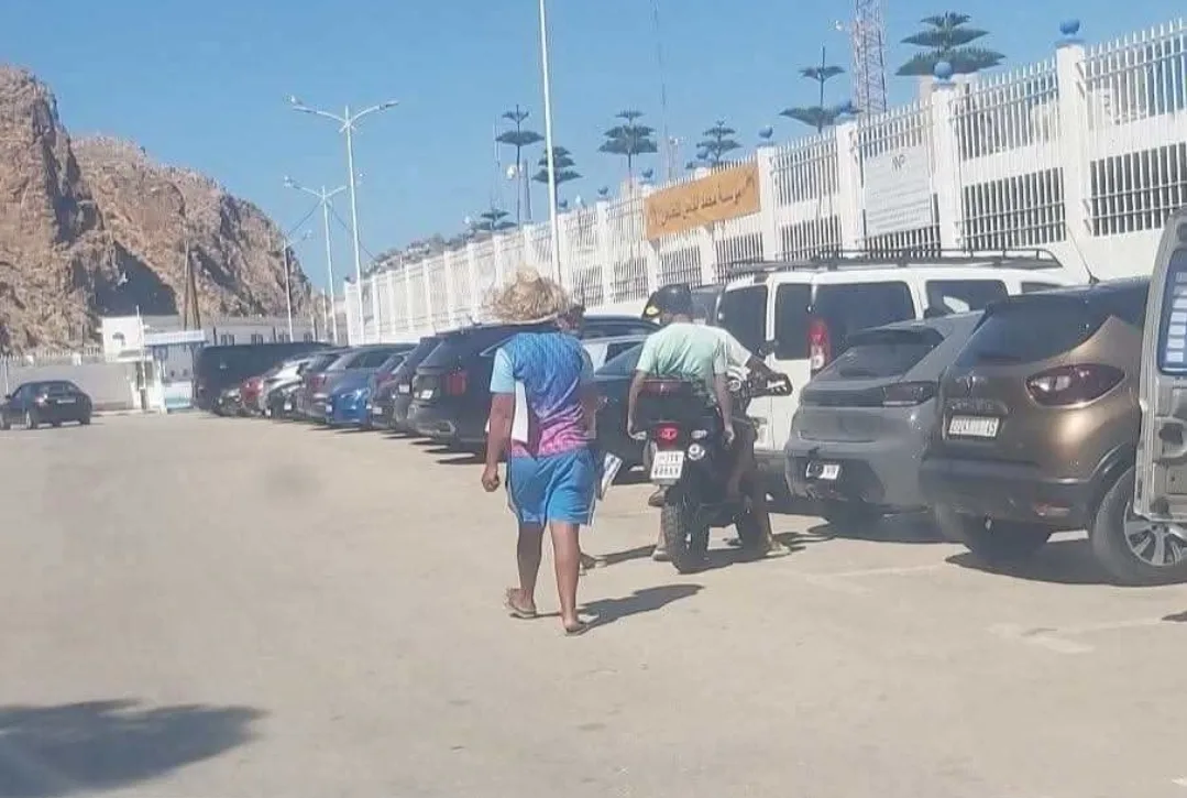 الحسيمة :    ابتزاز علني في مرآب سيارات مجاني بشاطئ كيمادو … والمواطنون يطالبون بتدخل عاجل