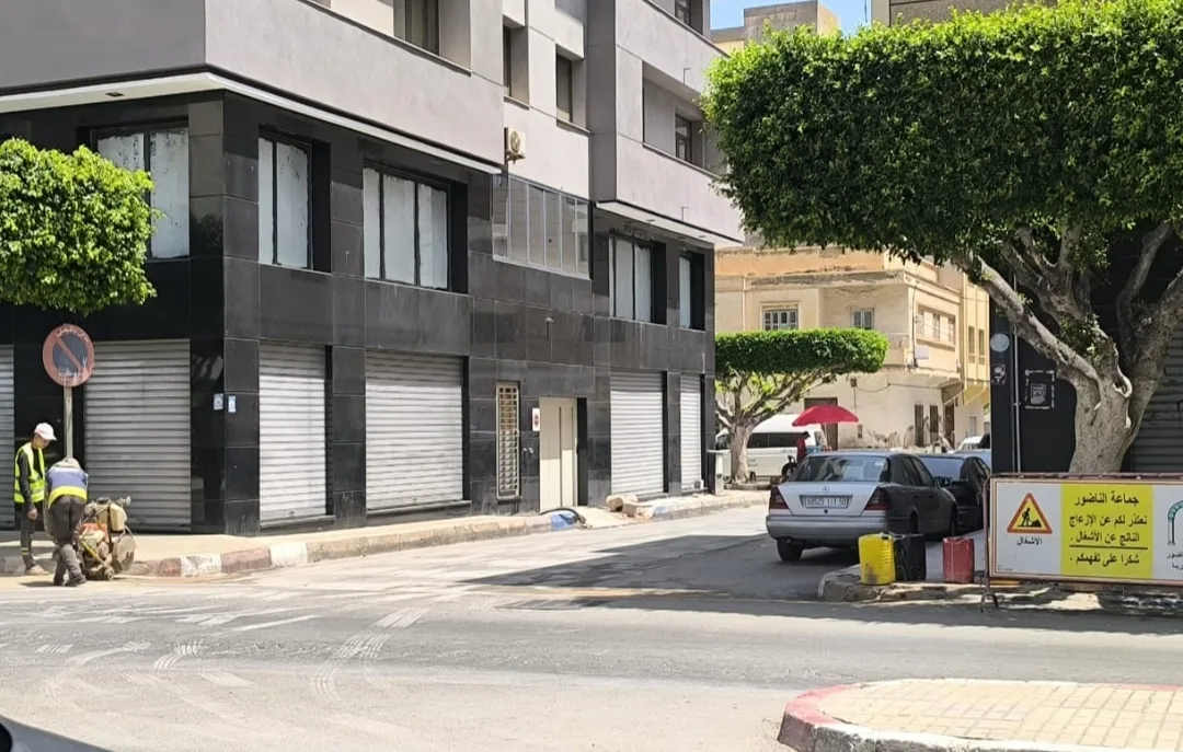 بدء إصلاح شارع الحسن الثاني بالناظور في وقت عودة الجالية وتوافد الزوار !
