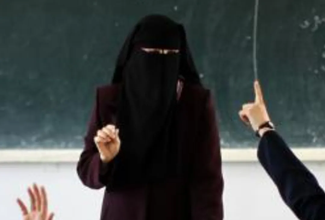 طنجة على صيف تعليمي ساخن :    طرد أستاذة بسبب النقاب يشعل جدلاً واسعاً