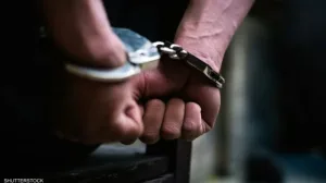كان نائما فاعترف بجريمته … توقيف تونسي قتل شقيقه قبل 23 ودفنه في المنزل بشراكة من والدته