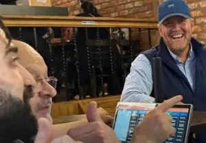 ملك هولندا :    “فيليم ألكسندر يتخلى عن البروتوكول … ويقف في طابور الشاورما بروتردام !”