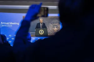 ترامب يصعّد هجومه على الصحافة ويطالب بطرد صحافيي “سي إن إن” و”نيويورك تايمز” بسبب تغطية الضربات ضد إيران