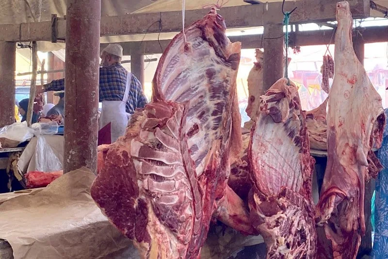 اللحوم الحمراء تسرق الأضواء قبيل العيد وسط تزايد الطلب وتوسع الاستيراد