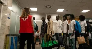 القُصَّر المهاجرون بين الترحيل القسري والتجاذب السياسي: مدريد تلوّح بالأمن والنيابة العامة في وجه الأقاليم المتمردة
