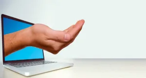 قانون جديد يلوح في الأفق لمحاربة التسول الإلكتروني واستغلال الأطفال وكبار السن على منصات التواصل