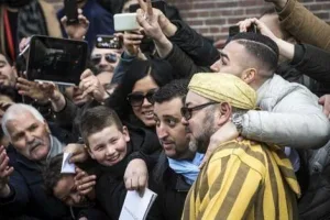 “شاعلة” عملية مرحبا وألم الانتظار … مغاربة العالم في سباق ماراثوني نحو إستخراج جواز سفر جديد !