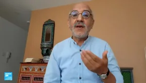 حسن الفد يتحدث عن النضج الفني والحرية الإبداعية في برنامج “ضيف ومسيرة” مع عزيزة ن ايت سي على فرانس 24