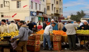 الاقتصاد غير المهيكل : الباعة الأرصفة بين مطرقة الحاجة وسندان الفوضى..