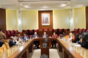 تعديلات برلمانية تُعيد رسم آليات دراسة مقترحات القوانين وتمنح الحكومة حق التخيير في الحضور