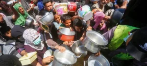 وكالة الأنباء الفرنسية تخشى من خطر الموت جوعاً على مراسليها في قطاع غزة