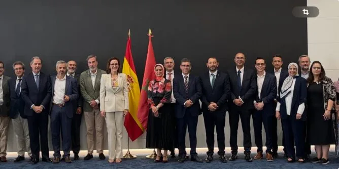 المغرب وإسبانيا يتفقان على تعزيز التعاون في النقل الطرقي ورفع حصص رخص السفر