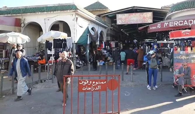 حملة جمركية واسعة بسوق “القريعة” تثير الجدل بين محاربة التهريب وحماية أرزاق التجار