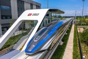 الصين تكشف عن قطار Maglev جديد بسرعة 600 كلم/س في قفزة نوعية للنقل المستقبلي