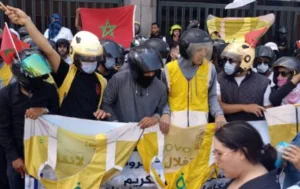 عمال التوصيل يحتجون في الدار البيضاء ضد الاستغلال وخريطة “المملكة المبتورة من أقاليمها الجنوبية”