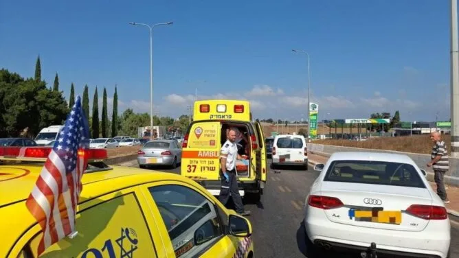 عملية دهس في بيت ليد وكفار يونا تُسفر عن إصابة ثمانية إسرائيليين وفرار المنفذ