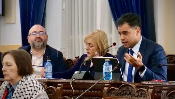 في مدينة مليلية المحتلة، نائب من أصول مغربية يفتح النار على الحكومة المحلية