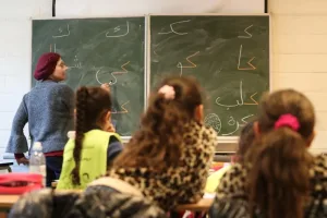 أساتذة مغاربة ببلجيكا يُفاجَؤون بقرارات إنهاء مهامهم ويهددون باللجوء إلى القضاء