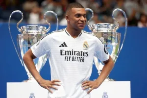 كيليان مبابي يتوج بالرقم الأسطوري 10 في ريال مدريد ويُشعل حماس الجماهير