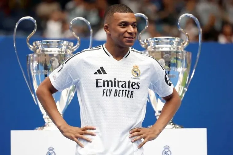 كيليان مبابي يتوج بالرقم الأسطوري 10 في ريال مدريد ويُشعل حماس الجماهير
