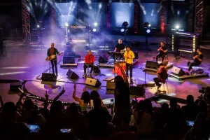 ناس الغيوان  يشعلون ليالي الحمامات التونسية ويعبرون الأجيال بذاكرة لحنية لا تخبو