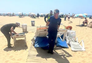 فوضى موسمية في شواطئ طنجة .. صراع مستمر بين السلطات ومحتلي الملك البحري