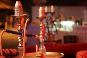 الناظور … مقاهٍ “فوق القانون” تتحدى التشميع وتعمل ليلًا ونهارًا تحت أنظار السلطات !