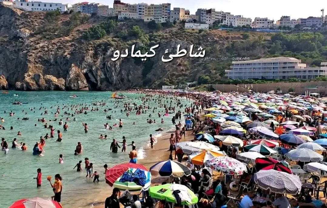 الإستحواذ على الملك العمومي بشواطئ الحسيمة مقابل 50 درهما للطاولة