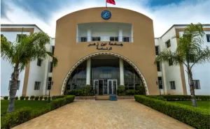 بعد إقالة رئيس الجامعة … إعفاء عميد كلية الحقوق بأكادير بعد فضيحة “ماستر قيلش”
