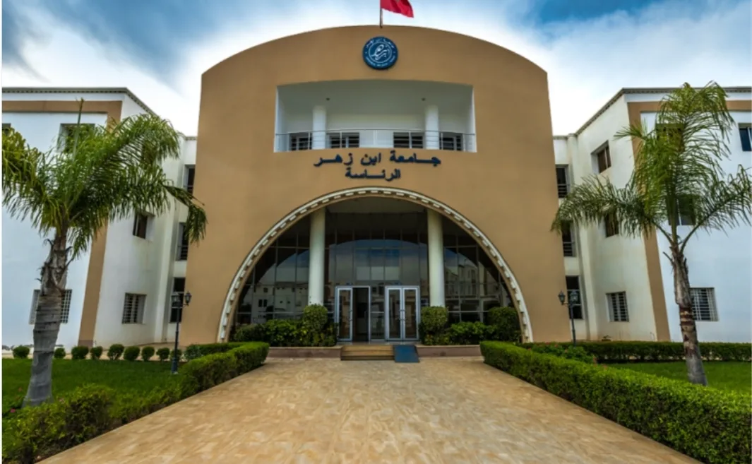 بعد إقالة رئيس الجامعة … إعفاء عميد كلية الحقوق بأكادير بعد فضيحة “ماستر قيلش”