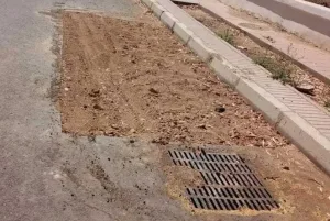 كارثة طرقية بين حاسي بلال وجرادة … حفرة قاتلة تتسبب في حادث مروّع لشاب أصيب بكسور خطيرة !