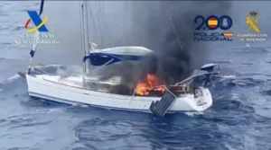 قارب محمل بالكوكايين يشتعل في عرض البحر بعد مطاردة بحرية قرب جزر الكناري